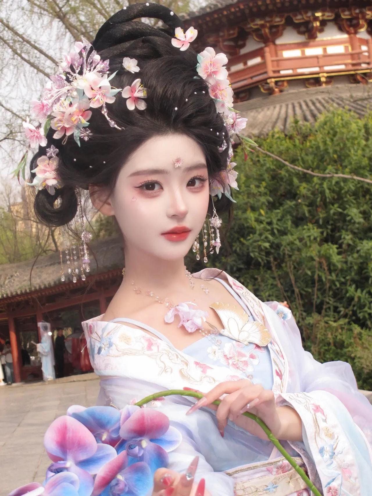 穿越千年的美丽邂逅，在红墙绿瓦间，遇见最美的国风少女，太治愈了。汉服美女古风美