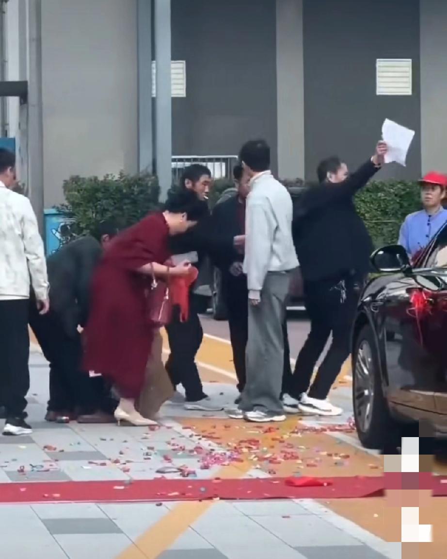 安徽淮南，结婚当日债主一家上门讨要四百多万欠款，并向围观路人痛诉：“这家人有钱不