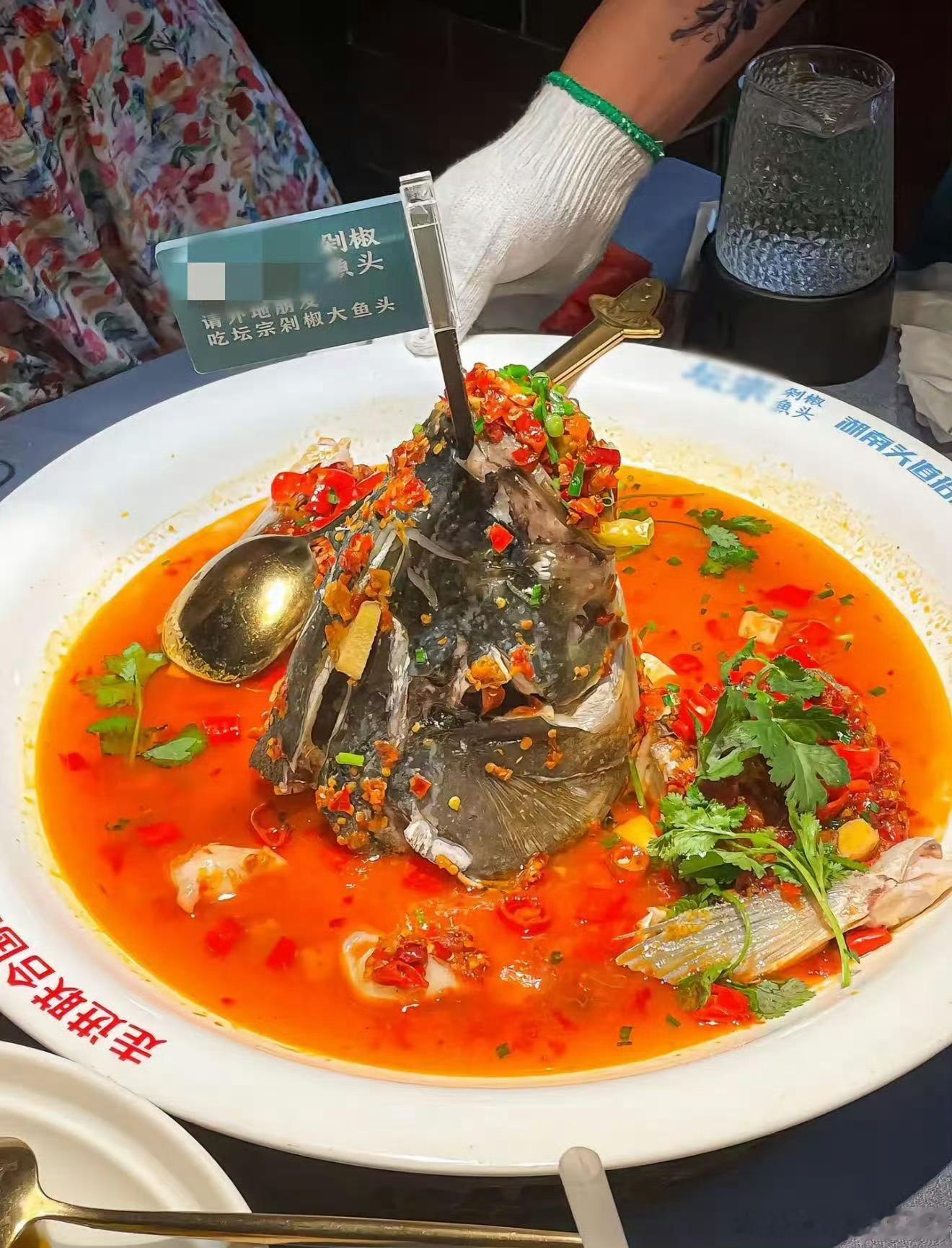 没有人在湖南能拒绝剁椒鱼头历经多年依旧稳居湘菜榜首，剁椒鱼头凭借绝佳口感出圈，