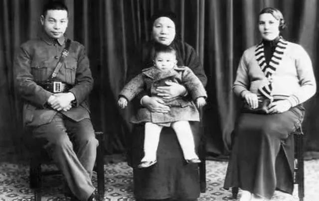 1933年11月，一向教养极好的宋美龄像发了疯似的，将蒋介石藏在床底的坛子砸了个