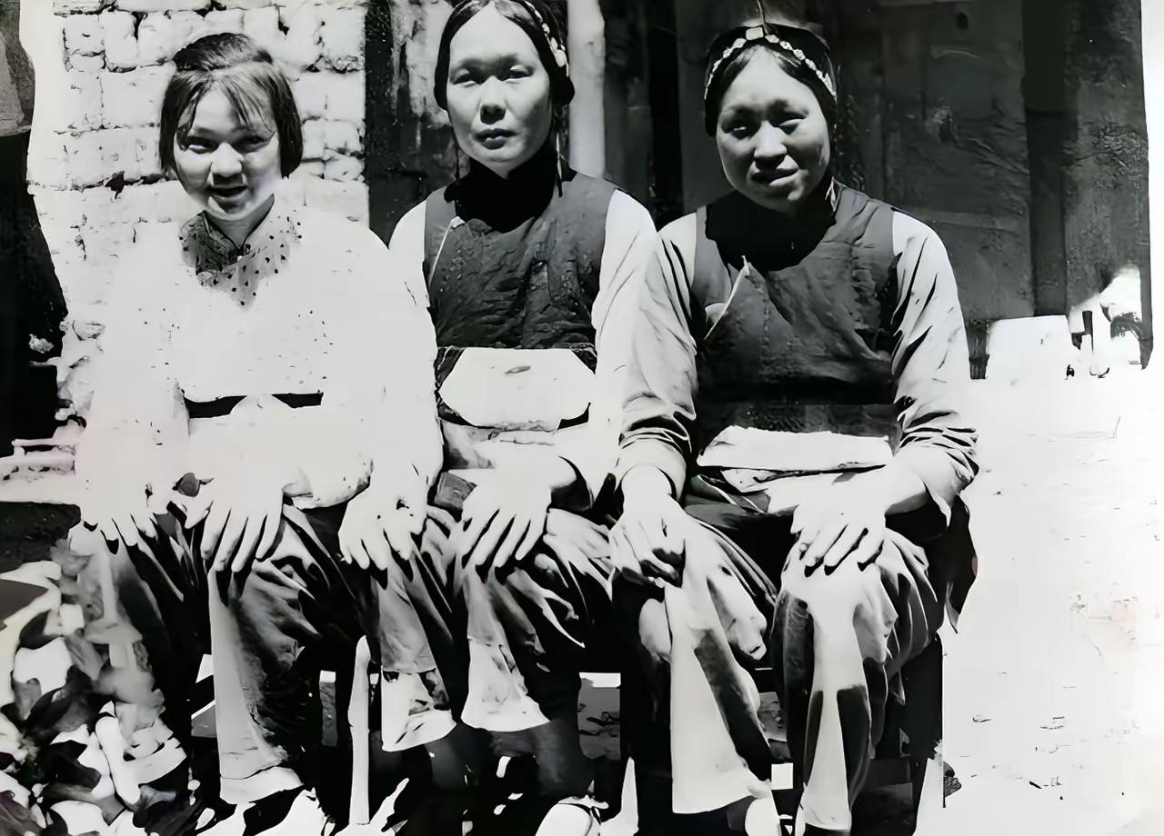 1982年，何文源在广西北流建立“中华文武国”，在两广地区散播谣言，还在众人面前