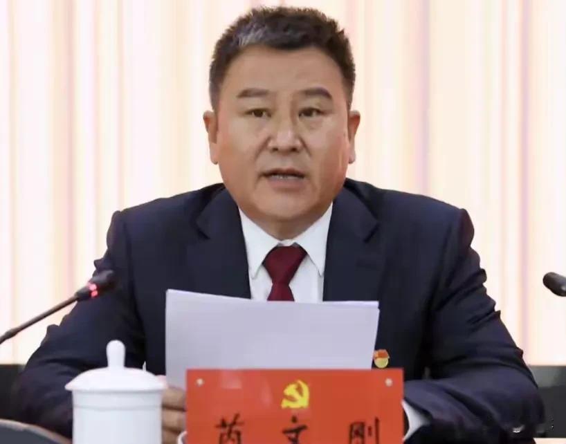 身为一位党员领导干部，难道他的脑袋里真的毫无党纪国法，竟低智到如此地步？愧他还