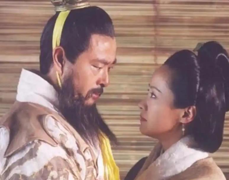 208年，35岁的蔡文姬嫁给了22岁的董祀，新婚之夜，董祀对三婚的蔡文姬，很是反