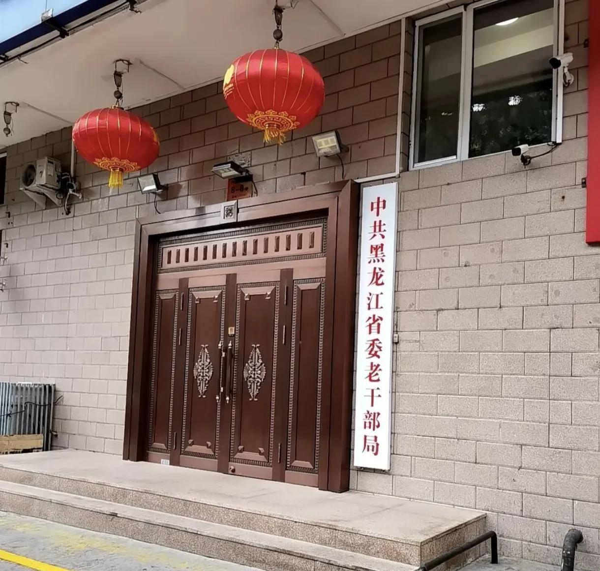 如果不是门口挂着牌子，恐怕许多人都会认为这是哪户村民家的小楼房吧？这可是正儿八经