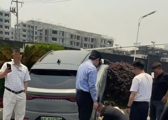 5月26日安徽合肥包河大道与紫云路交叉路口，一名女司机开着一辆新能源汽车撞飞一辆