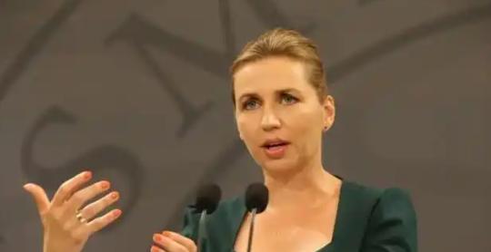 丹麦现在闹出了两个国际级笑话：第一，丹麦女首相为了向美国示好，对着中国一路猛冲，