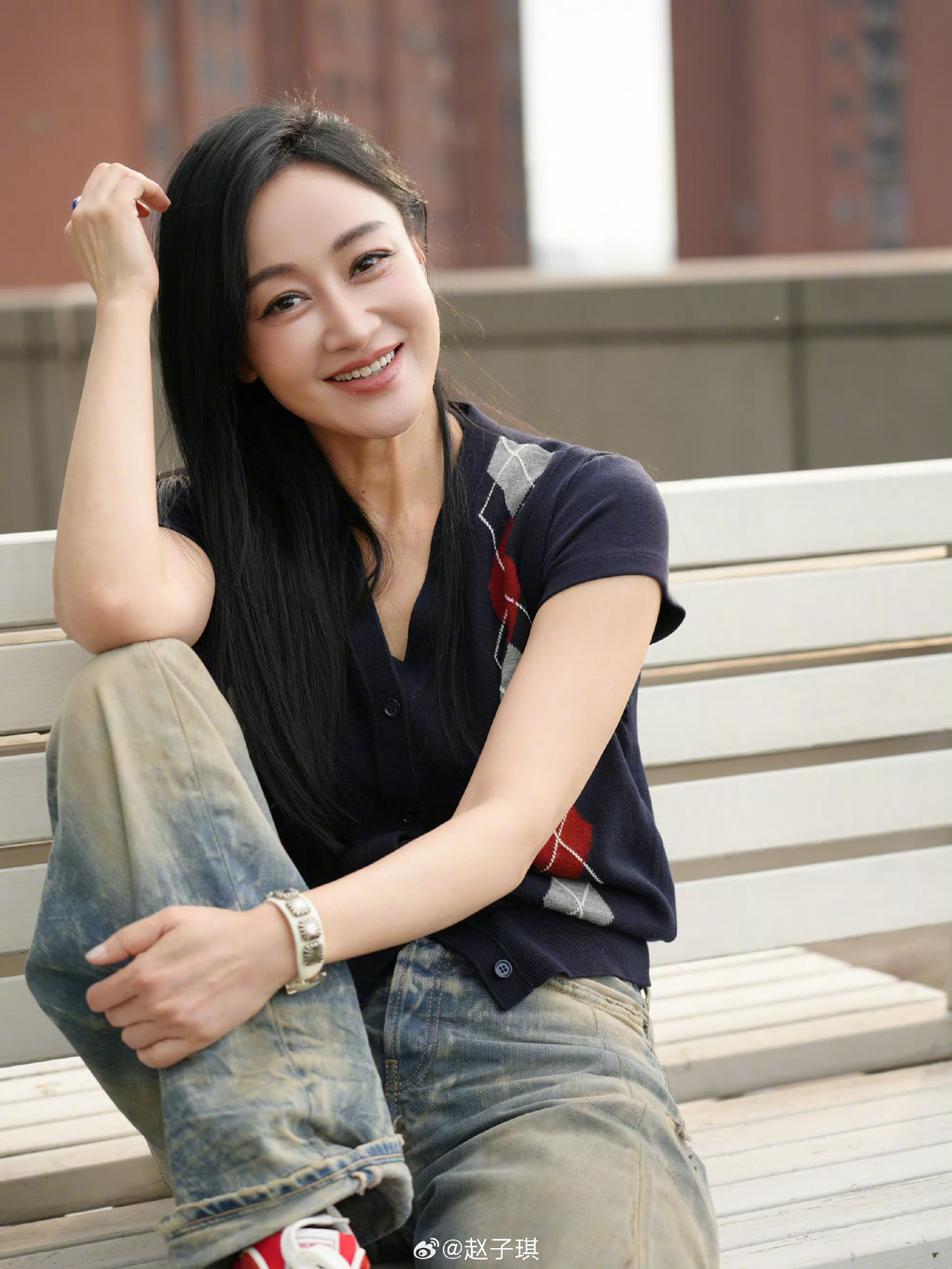 赵子琪乘风妆造完全青春女大来的赵子琪浪姐的妆造太青春了，t恤➕牛仔裤这不女大嘛！