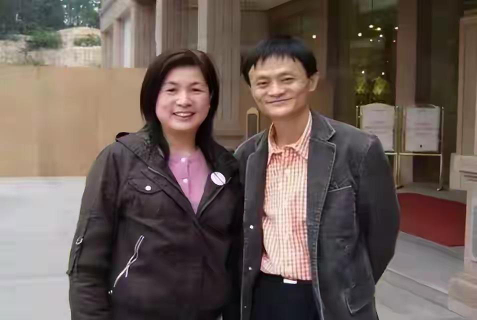 马云的老婆张瑛罕见露脸了，网友夸她顶级旺夫，她做的几点确实让人佩服1、从来不
