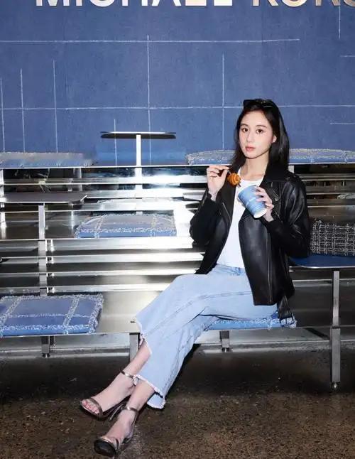 作为赌王最小的女儿，何鸿燊给予了她极尽的宠爱。 12岁时，她随口提及向往童话