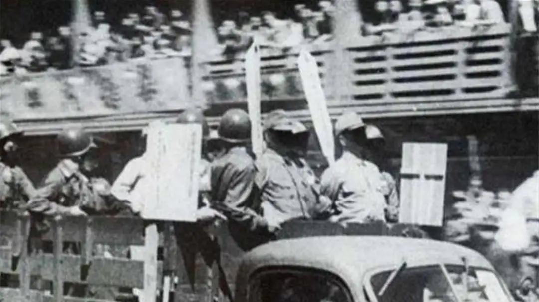 1947年3月27日，广州流花桥刑场，行刑兵朝跪着的日军中将开了一枪，然后又朝躺