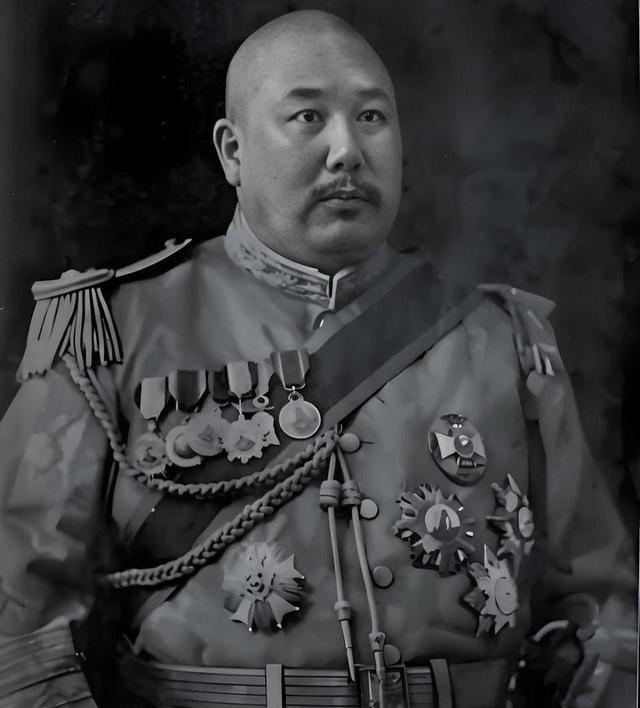 1924年，马福祥得知马鸿逵偷娶袁氏一事，他为此勃然大怒，不仅当面甩手给了马鸿逵
