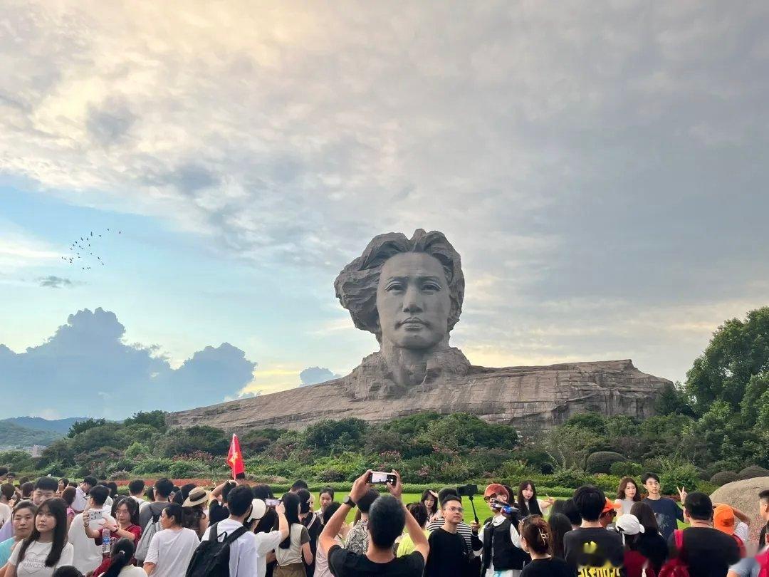 【毛主席，这个人，是人民的脊梁】毛主席是什么人？有人说他是伟人、是领袖、是英雄。