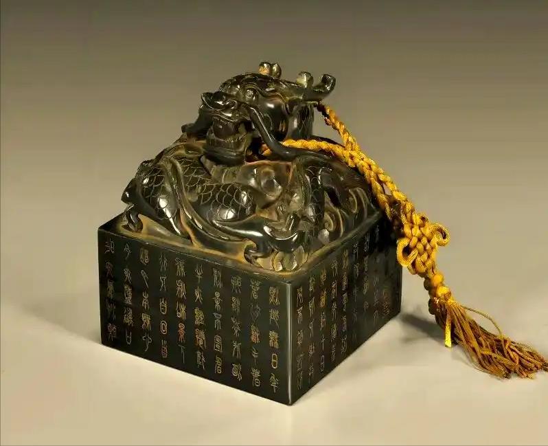 玉的熔点是1650℃。五代时期的木结构建筑，烧到极限也就1000℃出头。那么