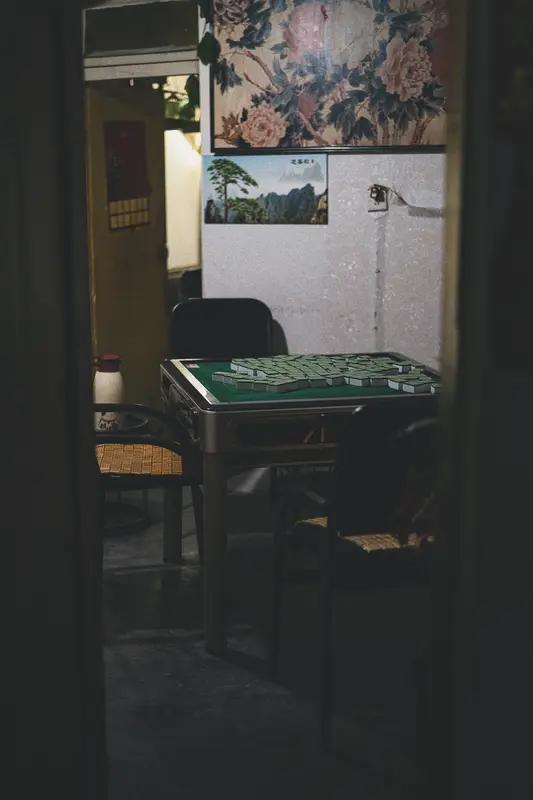 现在年轻人的“麻将瘾”可真是捧出一门暴利生意。就说我家附近那家麻将馆，以前冷冷清