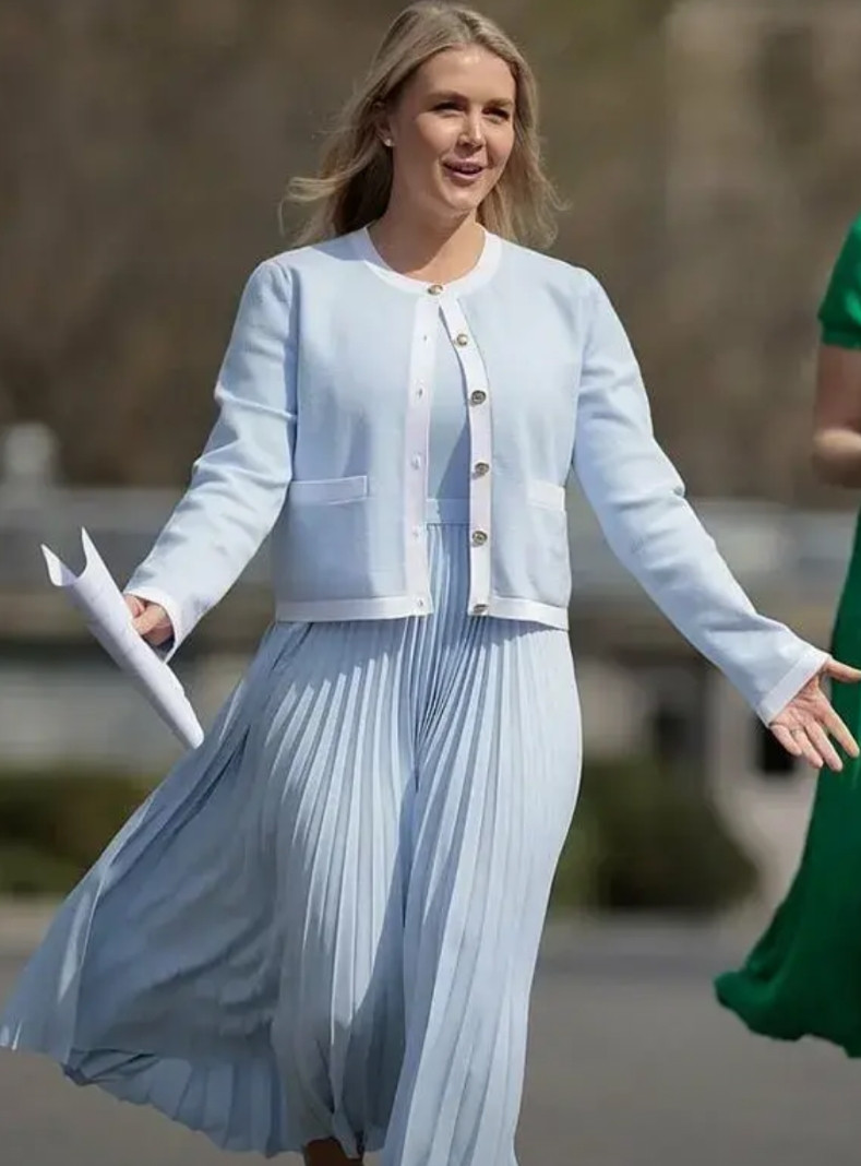 这位生于1997年轻美丽的姑娘是美国白宫的新闻秘书卡洛琳.莱维特。不得不承认特