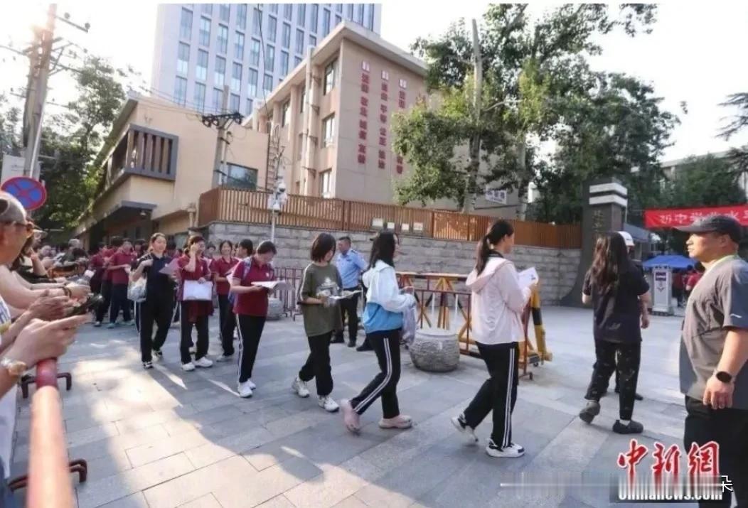 不装了？中考“大松绑”背后，这场教育大洗牌终于藏不住了！从“五五分流”到“愿