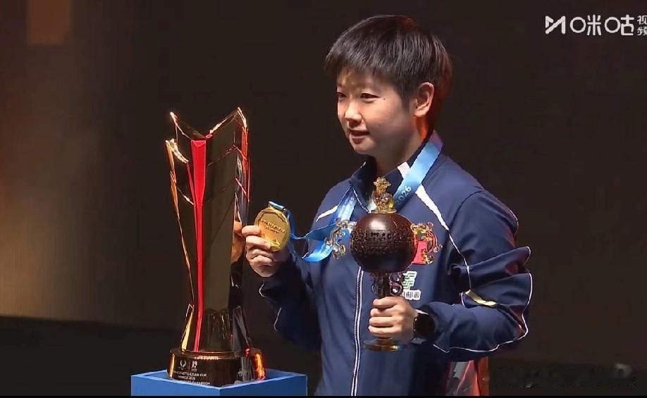 莎莎赢得26年第一个奖杯，苦尽甘来，得偿所愿。后台男队也在巴巴地看着女队的比赛
