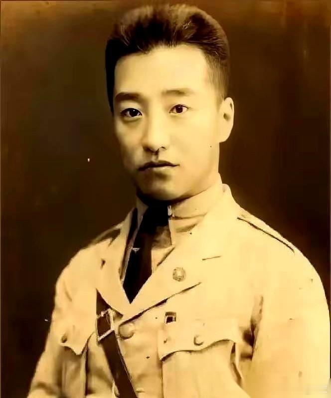 二十六岁的冯庸，手握六千万大洋家产，身兼东北军空军少将，出身奉系大佬冯德麟之家。