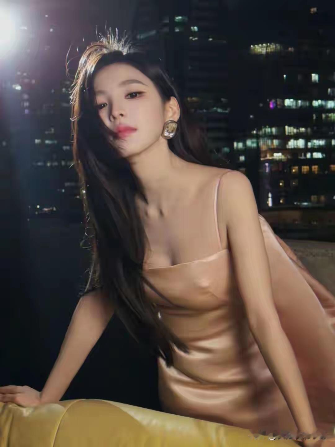 章若楠上海夜景活动，粉缎面裙衬腰臀曲线，又甜又欲