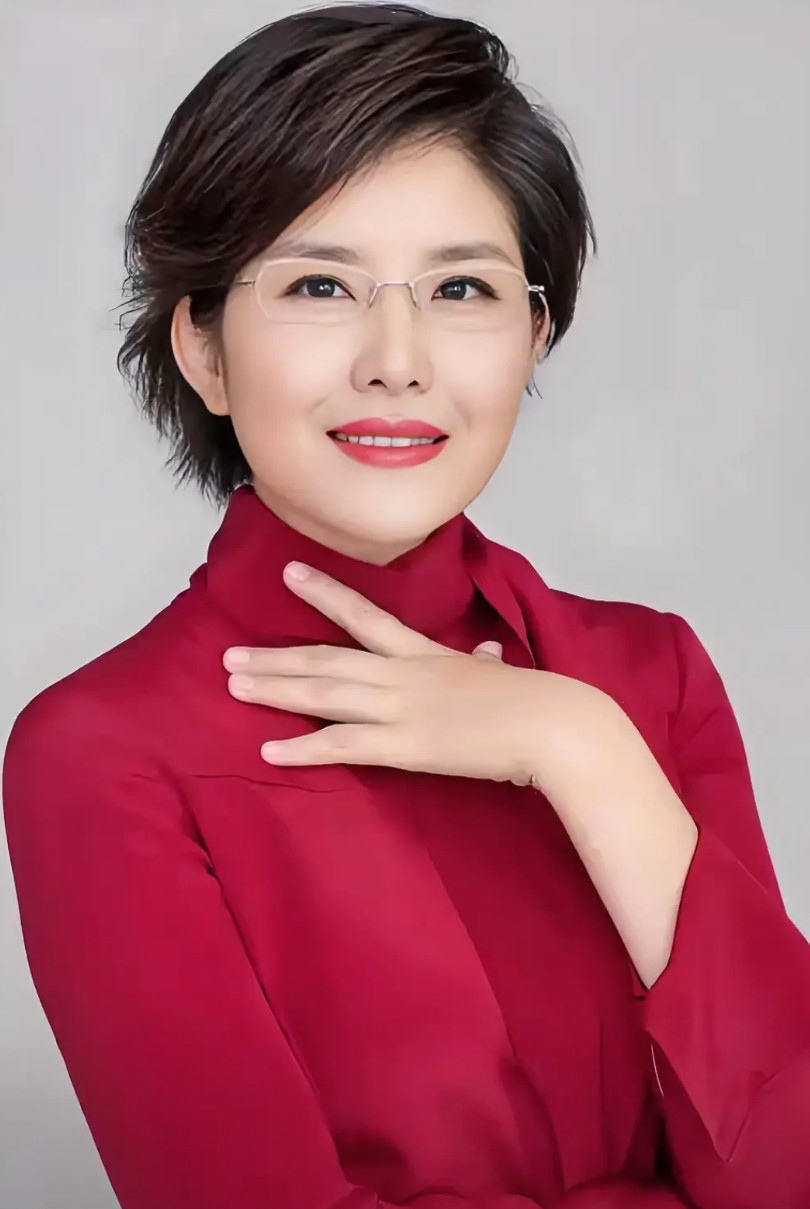 女主持人王宁的十大简历要点：一、出生时间：1980年8月25日出生。二、教育