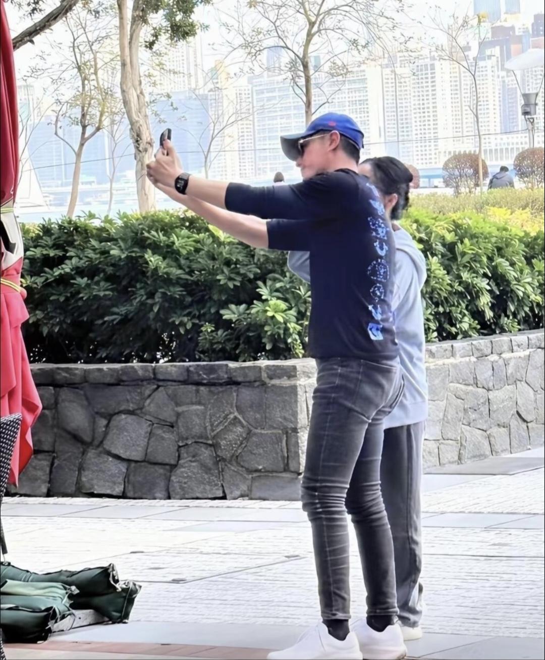 恩爱夫妻啊！林心如和霍建华一起漫步街头，公园。夫妻俩身着休闲服装，根本没有明星的