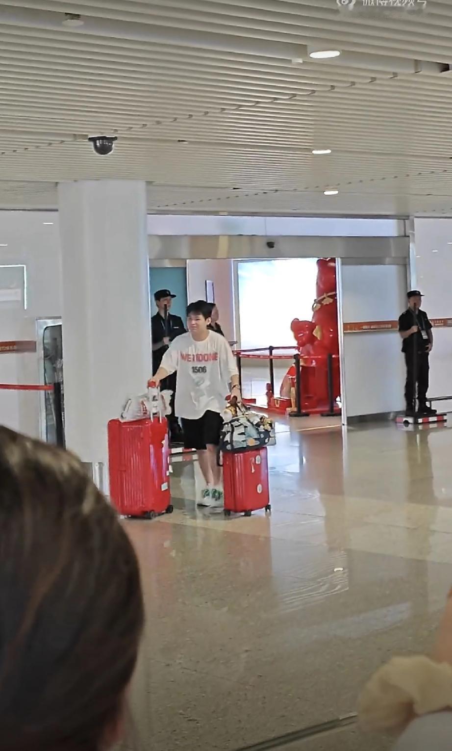 从伦敦世乒赛凯旋的林诗栋回到了家乡海南！林诗栋的关艳教练和妈妈来接机了，许许多