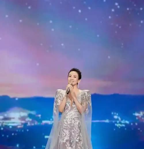 近日，章子怡跨界登台音乐会，一袭红裙似烈焰灼烧舞台。她以醇厚声线演绎经典，低音沉