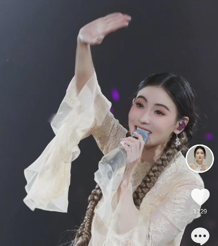 张柏芝，不愧是你！9月1日下午，张柏芝在社交平台晒出一个演唱会现场视频，她身