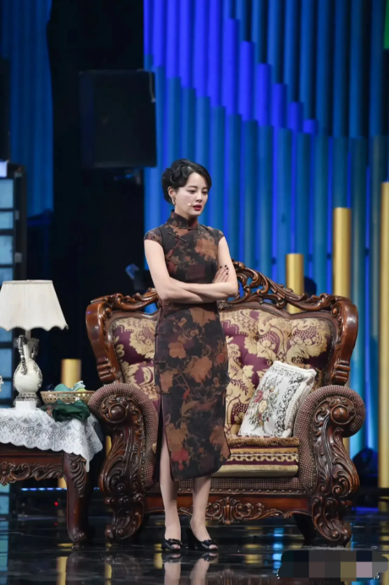 辛芷蕾，168cm，穿旗袍好美，就是脚上的鱼嘴鞋太丑了，要是换双高跟鞋就完美了！