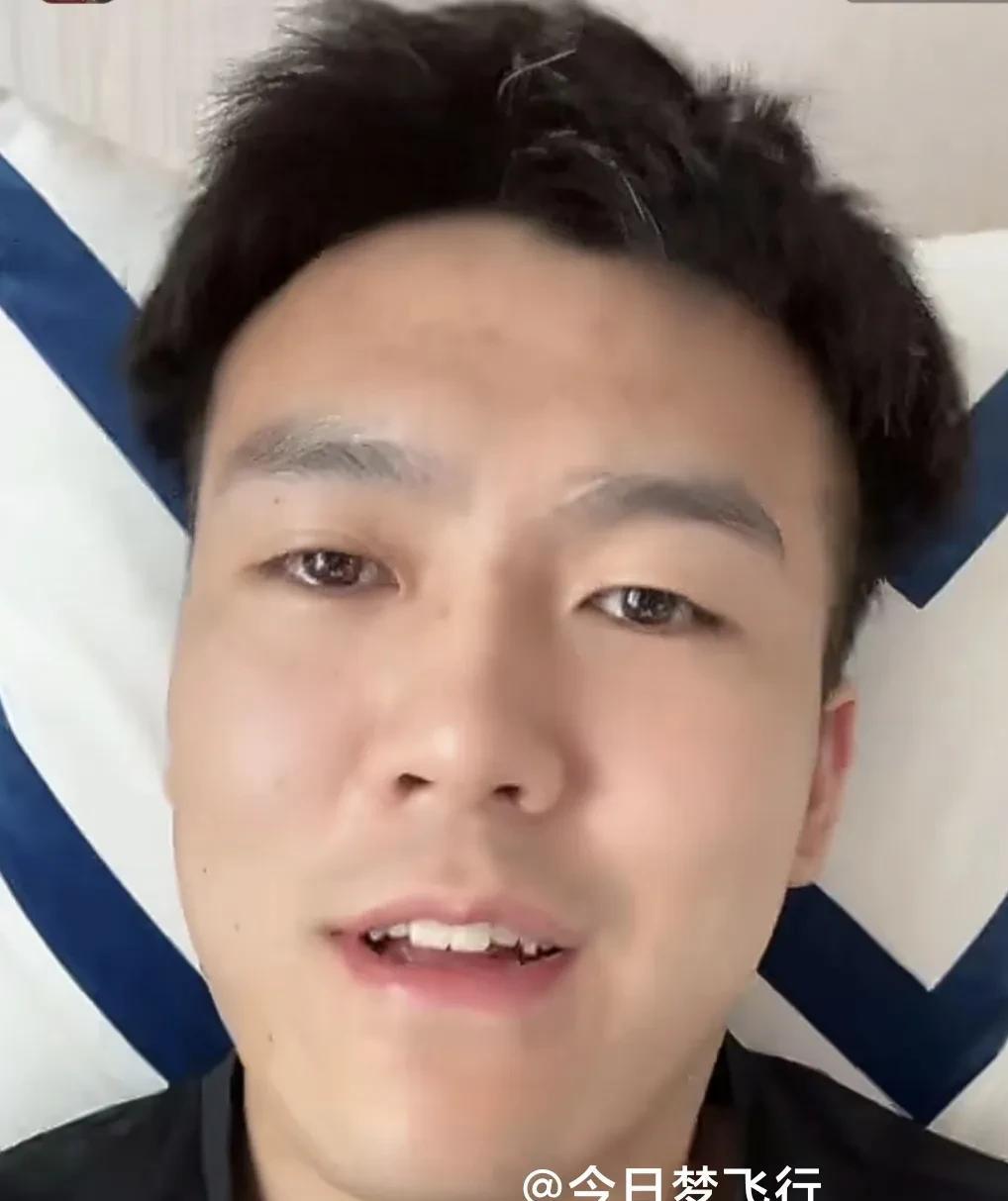 黄荣奇开直播，回应与广东队续约！黄荣奇现时正在开直播，一开播就有众多球迷询问黄