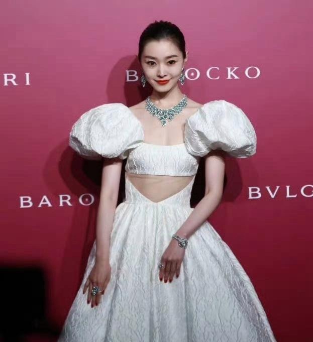 事实证明，人太好看了就把珠光宝气都掩盖了！不信，你看刘亦菲和宋轶。