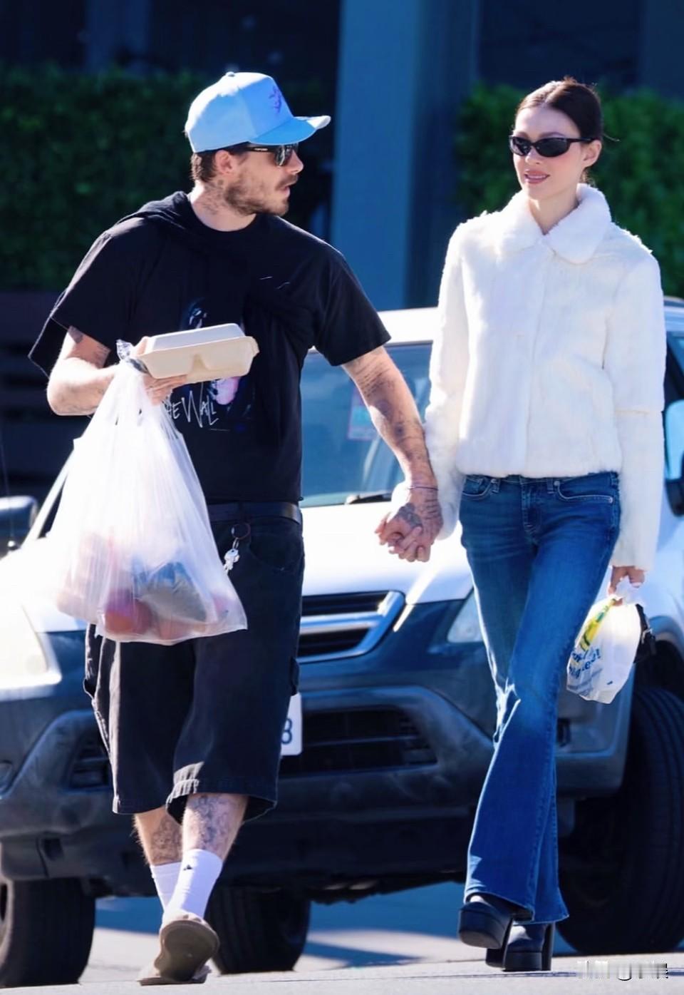 大布夫妇近日比弗利山庄外出采购对太太很好，自己拎着袋子，拿着饭盒，还拉着太太