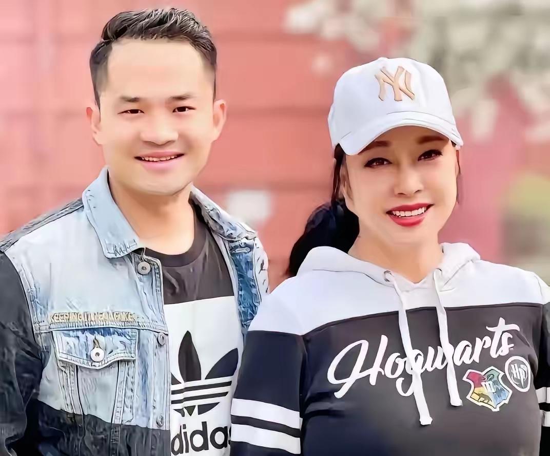 刘晓庆与小他38岁的前男友终于和解了！7月31号，古柯从广州飞到北京找刘晓庆算