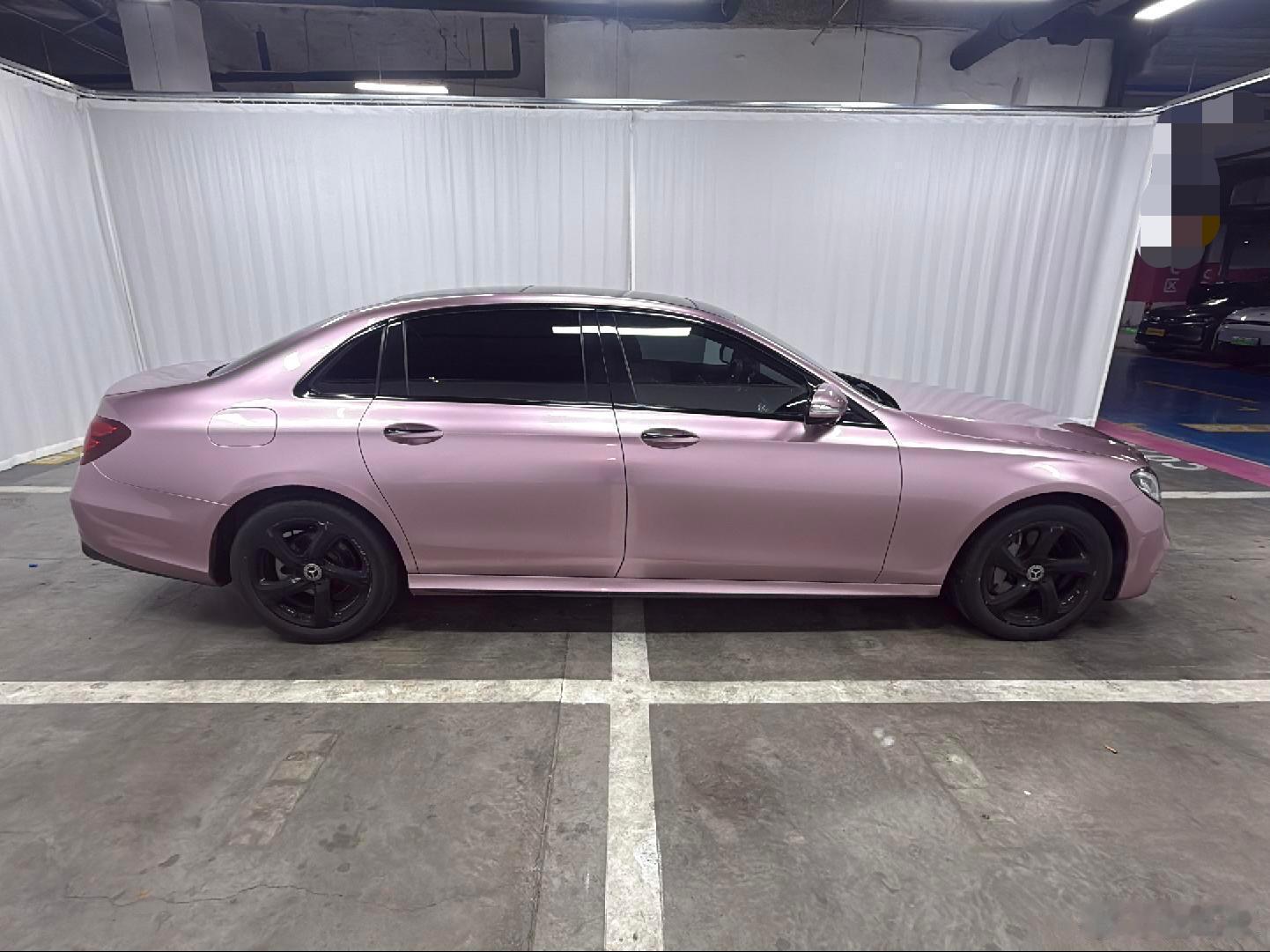暴躁美少女，开奔驰E300！前两天帮粉丝验了一台奔驰E300，2018年5月上牌