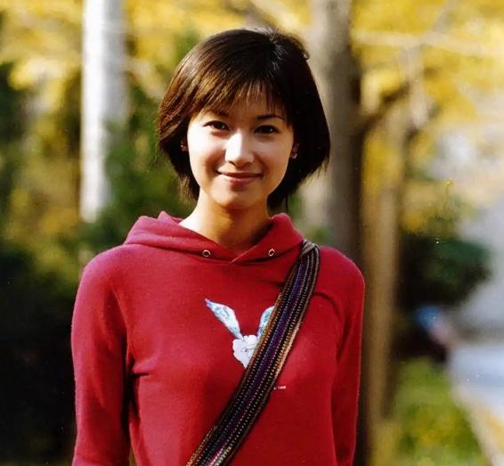 在当下娱乐圈，徐静蕾无疑是个优雅大气、感情丰富、懂得真爱的美女明星，还是个擅长书