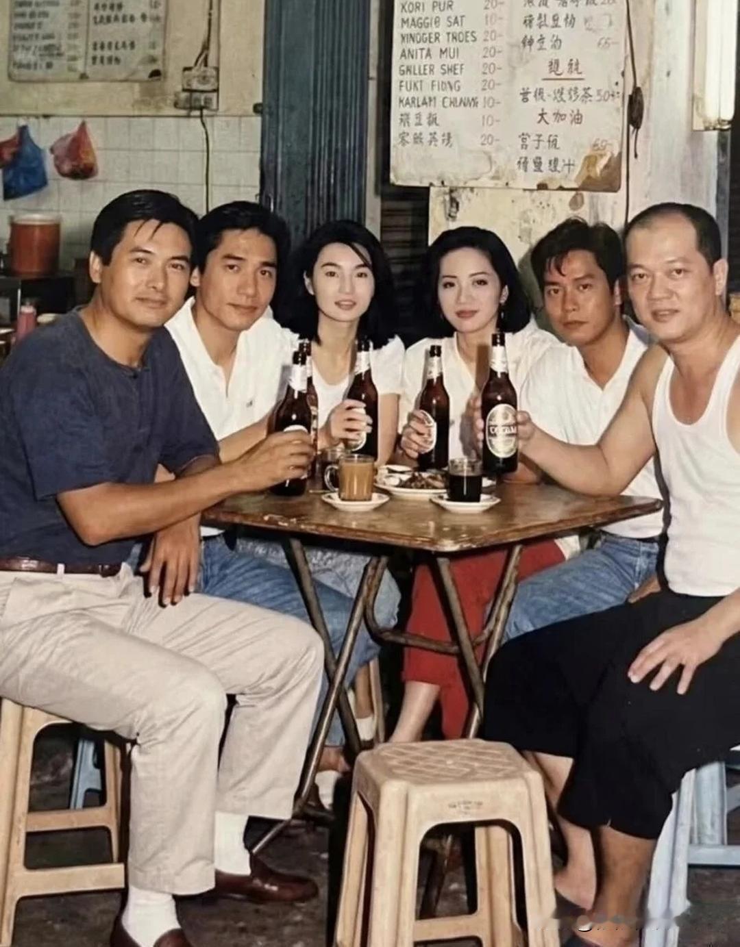 谁看到这张旧照片不瞬间破防！满满的90年代香港黄金时代氛围感，一下子拉回小时候守