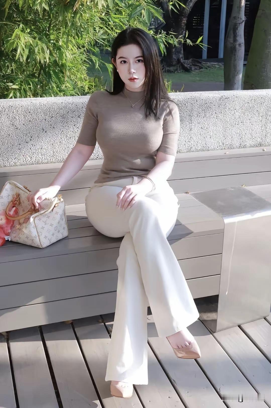 清江引·佳人春日闲景浅咖裁衣娇姿倚，米裙晴曦里。竹风抚发柔，石凳闲情寄。