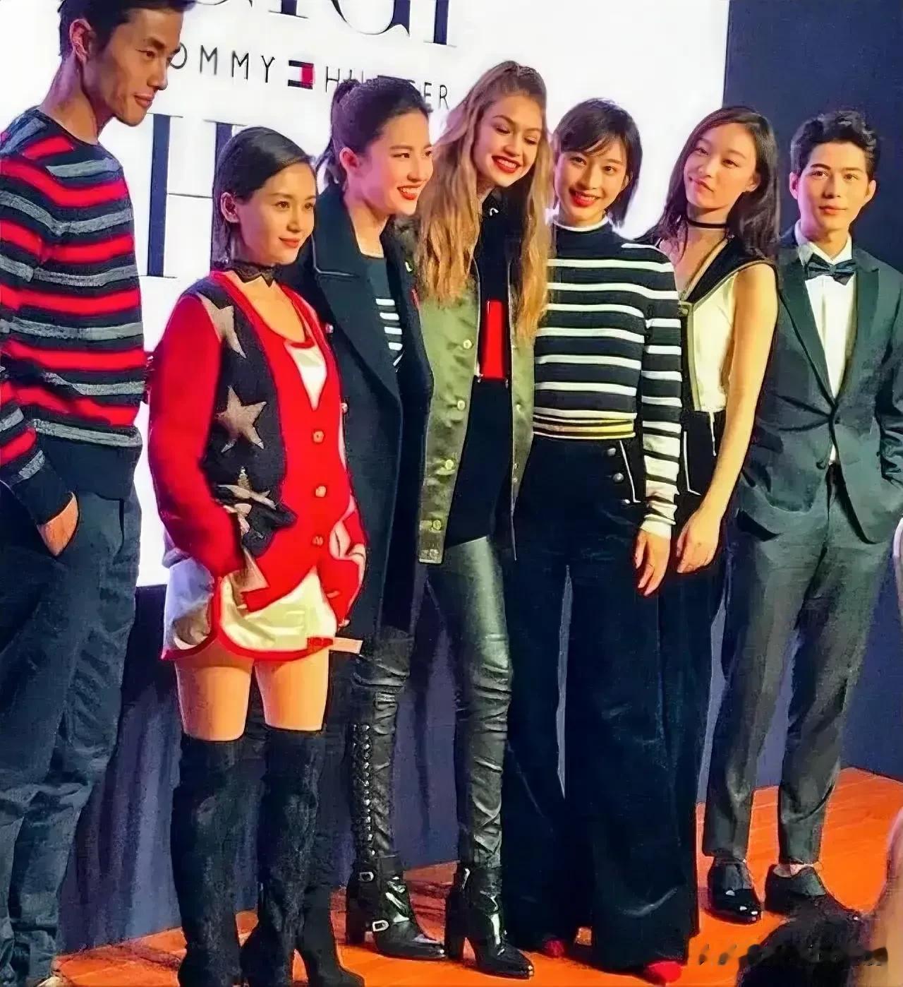 这一张合照里面，最漂亮的竟然不是刘亦菲！刘亦菲在这张照片里看起来很臃肿，身体发