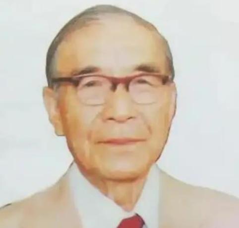 1988年上海，86岁的名医邝安堃不顾子女反对，娶23岁的小保姆，四年后邝安堃去