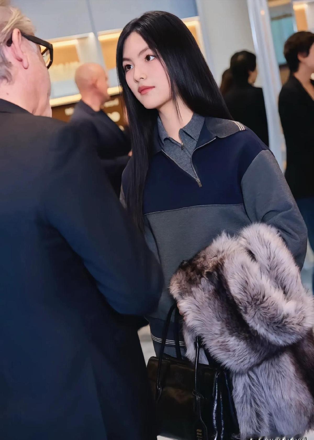 王诗龄没上综艺了，但画得比谁都静。英国寄宿学校里，她低头调颜料，没人催她当明星