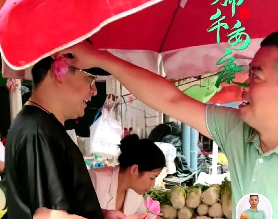 云昊和男儿这俩表兄太有爱了，端午节这天云昊和男儿去买菜，男儿幽默的捡起一朵茱萸花