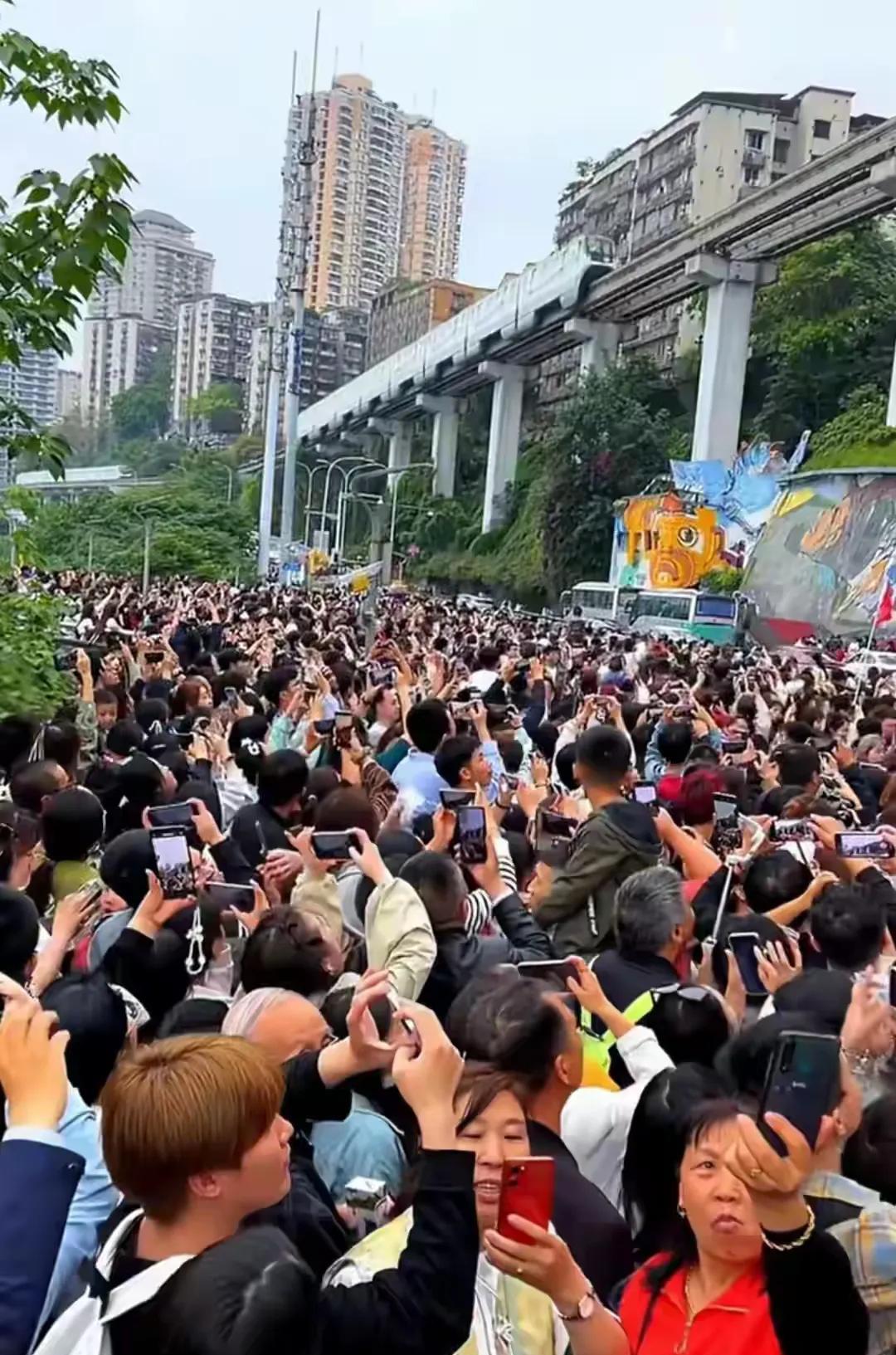 五一首日各地发来“战报”，看人海根本看不到景点，比上班还累！五一假期首日，文旅