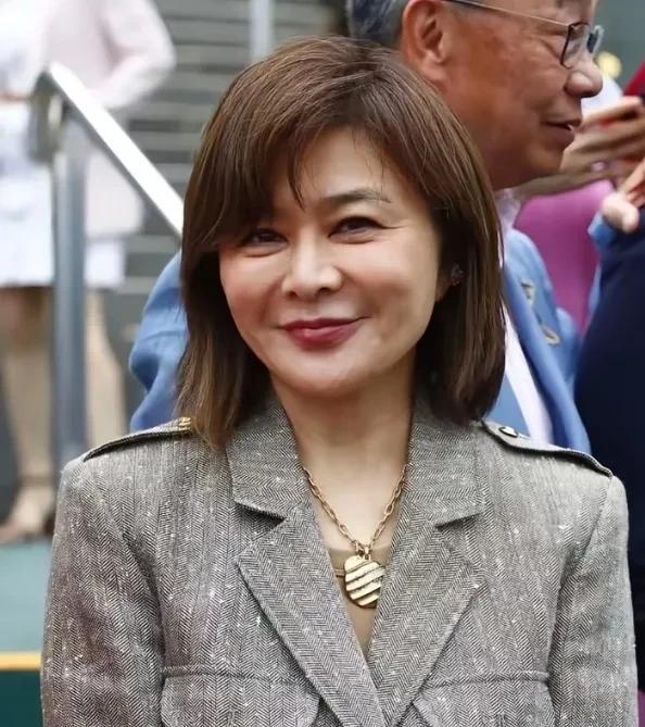 63岁的关之琳好漂亮，笑起来优雅又迷人，虽然跟年轻时比是肉眼可见的老了，但是，美