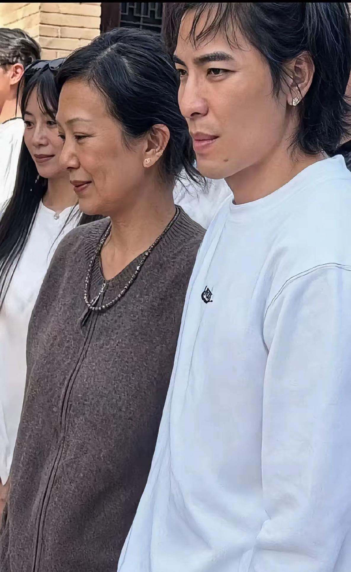 关掉美颜滤镜！相差14岁夫妻的原生状态，一眼看清真实模样。二人没有生育孩子