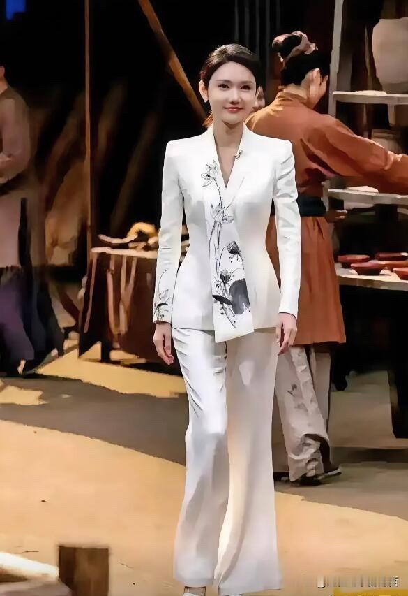 龙洋小脸蛋精致耐看，属于典型的鹅蛋脸，穿上这一身小西装干练迷人，明明有颜值有实力