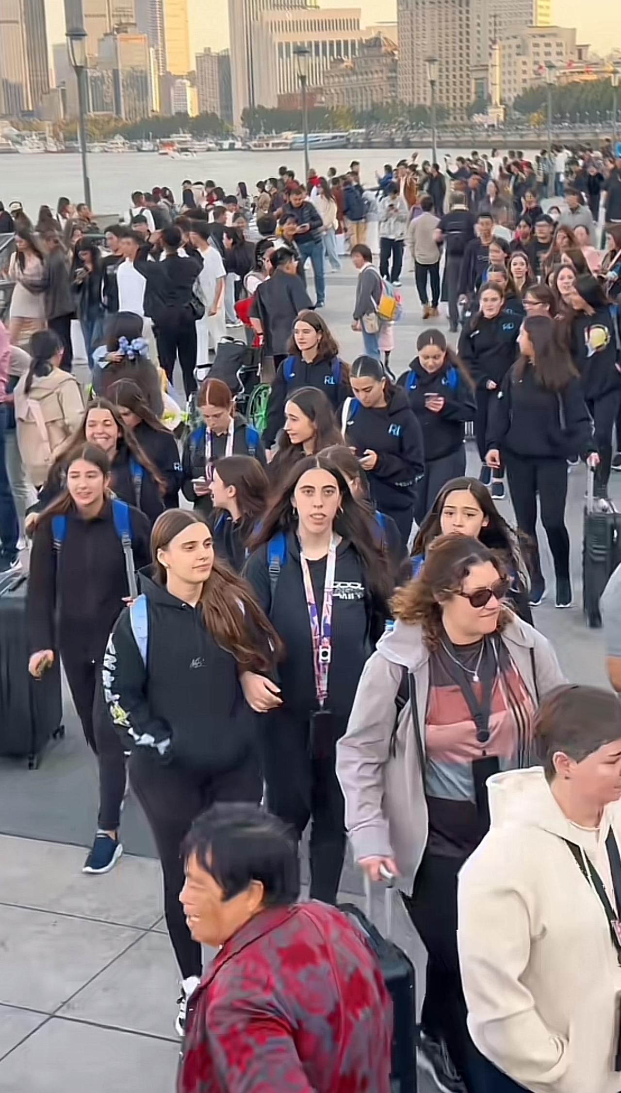 魔都外滩成了老外的打卡圣地，外国人成群结队，一茬接一茬。国内很难找到第二个外国