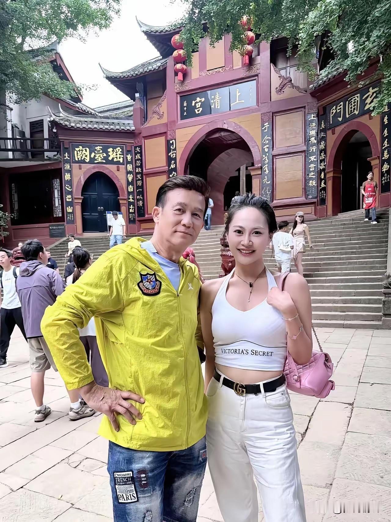 香港老牌的男巨星，他的气质和男人气度横扫现在的小鲜肉了。感觉男人是瓶酒，越老