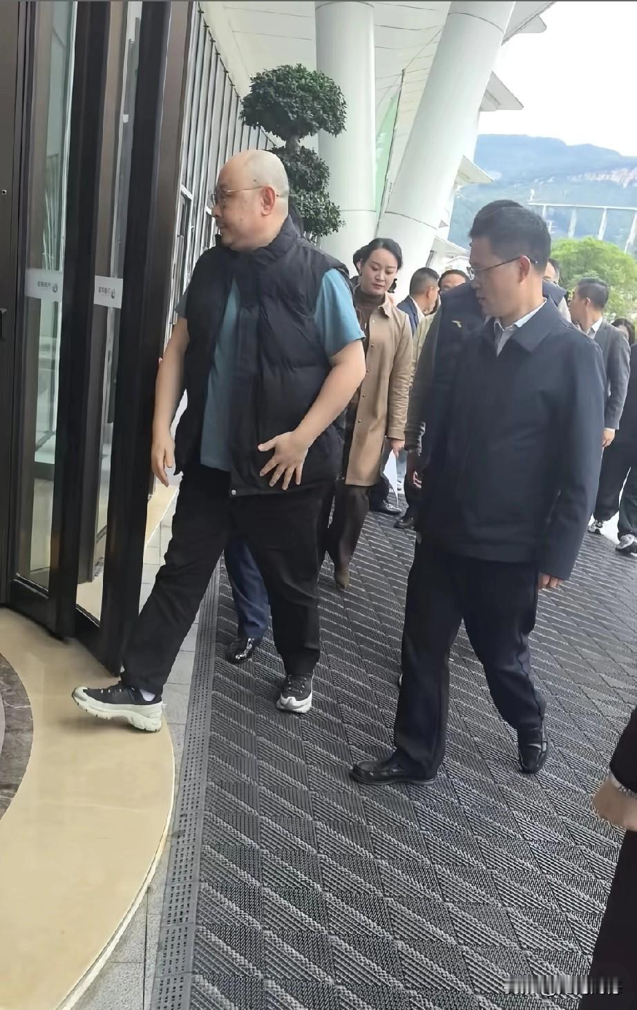 刀郎老师2025年11月10日到访习酒集团，这是本轮山歌巡演结束之后，第一次看到