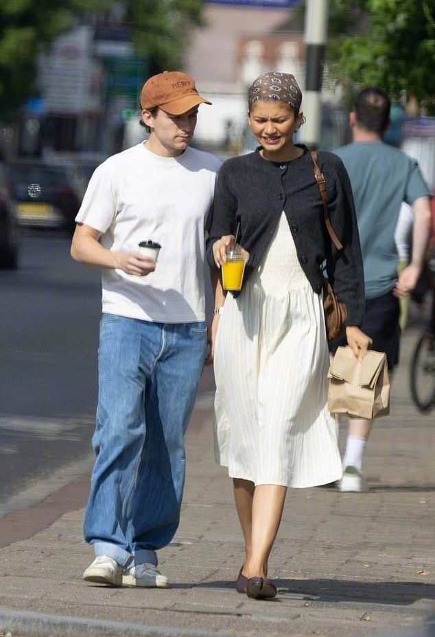 荷兰弟TomHolland和妻子赞达亚结束跑宣传，一起在伦敦外出，貌似是吃早餐