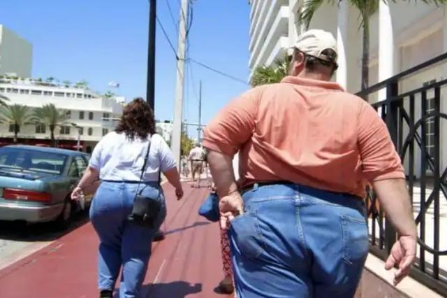 在美国，如果你看到一些身体肥胖、屁股很大、全身肉多的人，基本上可以确定是穷人。而